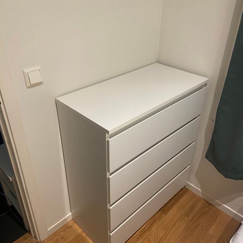 Hvit kommode med fire skuffer (IKEA Malm)