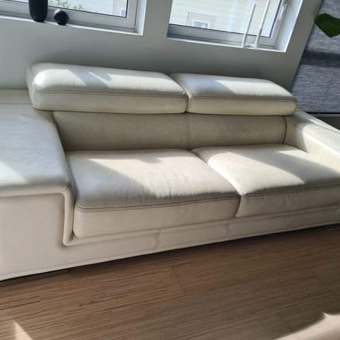 Italiensk designsofa i lys kremfarget skinn