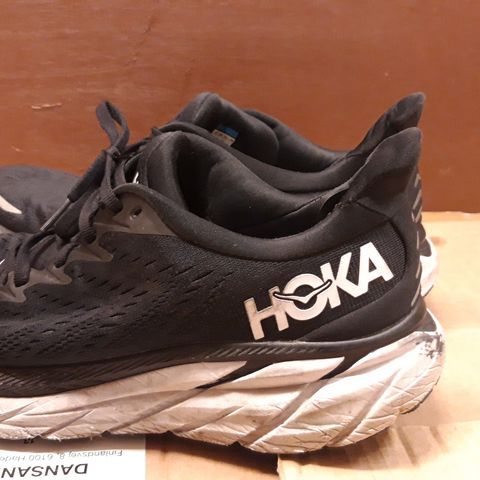 Hoka clifton 8  str 42  2/3. Kr 850. Nypris 2190. Frakt 73