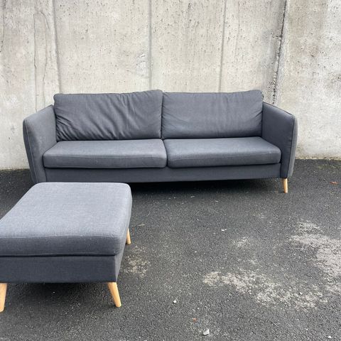 3 seter sofa mørk grå stoff ink puff