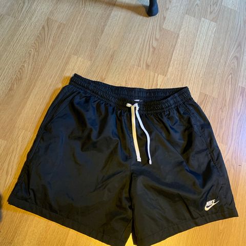 Nike fritidshorts herre str L, 100kr