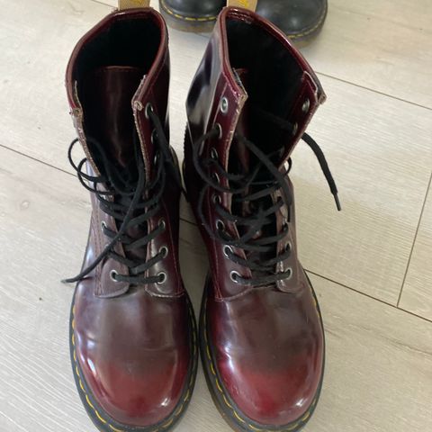 Vinrøde Dr martens