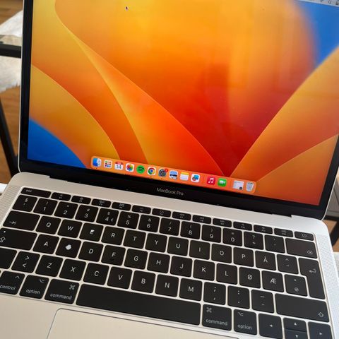 MacBook Pro 13 inch, 2017, Two Thunderbolt 3 ports