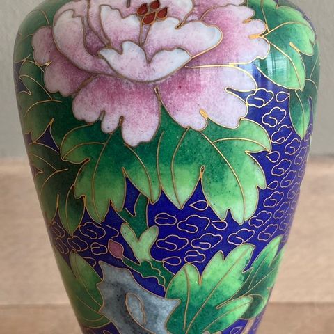 Liten kinesisk cloisonné vase