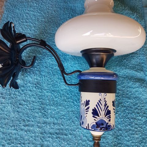 Søt retro vegglampe.