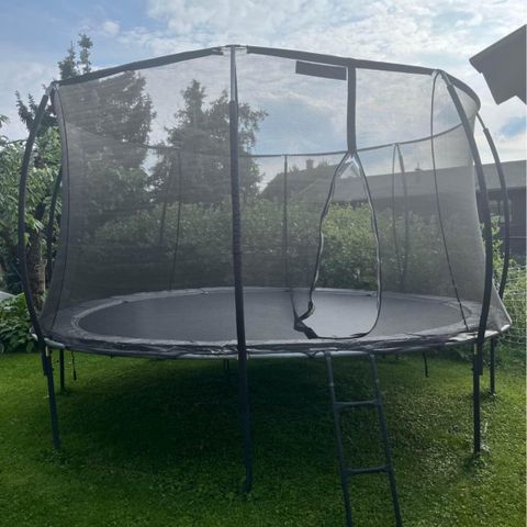 Stor trampoline gis bort ved demontering og henting