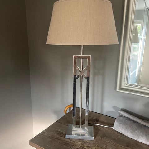 Lampe i sølv med skjerm