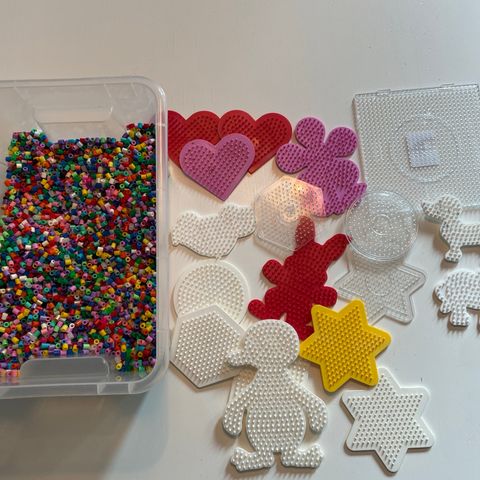 Perler og former selges