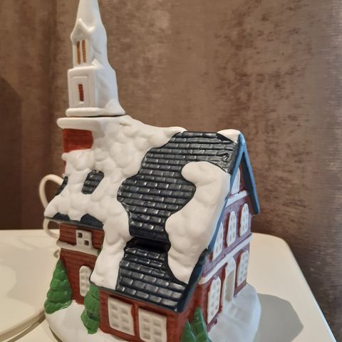 Gammel julepynt, flott kirke med lys.