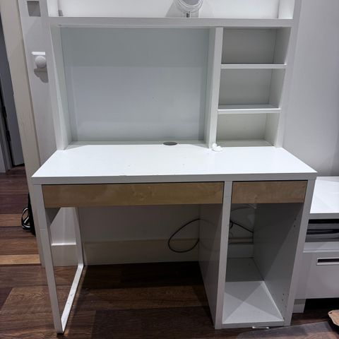 Ikea skrivebord med overskap