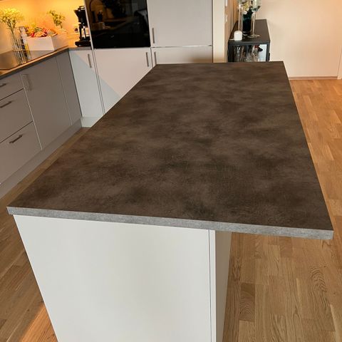 2 stk nærmest ubrukte benkeplater Haugstad møbler samlet kr 3600 184 x 90 cm