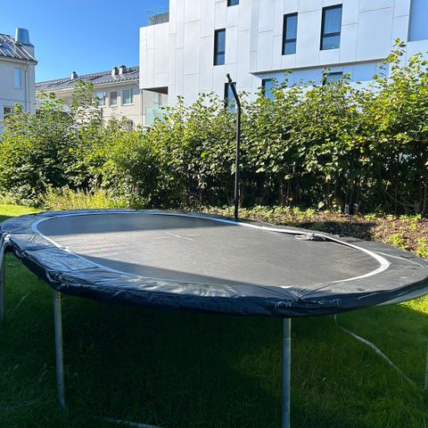 Brukt trampoline uten nett gis bort