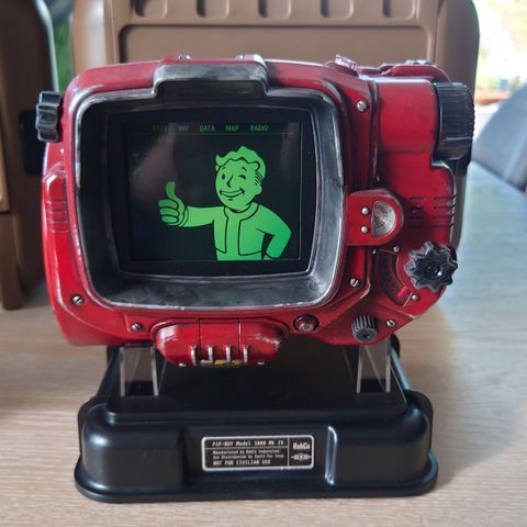 Fallout 4 - Vault-tech Rød Pip-boy model 3000 MK IV + container - Bethesda