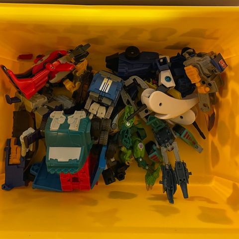 Boks med diverse transformers leker