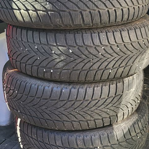 Vinterpiggfri dekk GoodYear 215/65R16