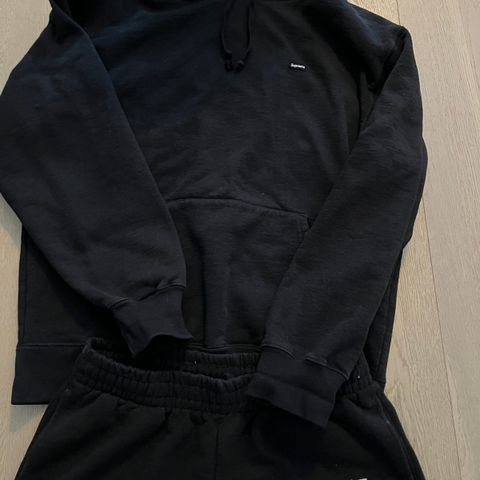 Svart supreme tracksuit