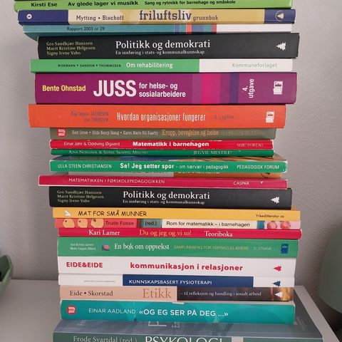 Diverse bøker gis bort. Faglitteratur