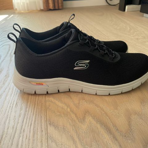 Skechers Arch Fit. Ergonomisk , komfortabel passform, lett og ventilerende