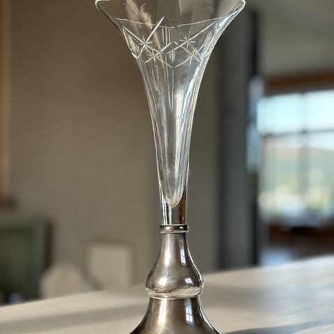 Vase av glass på fot av plett. 1922. Trompetformet glass med tunget kant