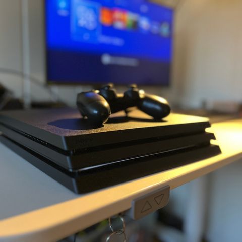 Playstation 4 Pro 1 TB med en håndkontroller