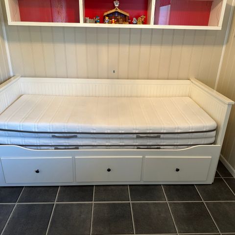 Hemnes dagseng med 3 skuffer