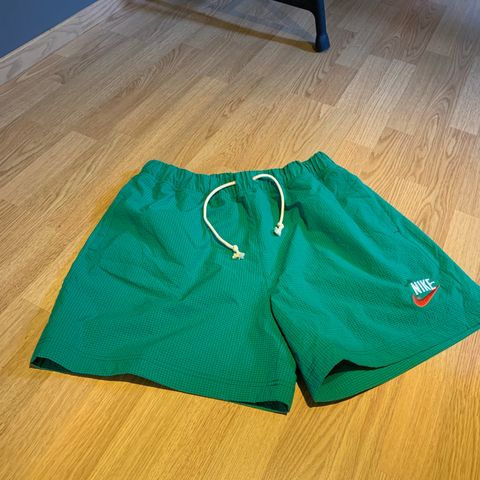 Nike herre shorts m/lommer str L , ikke brukt. 100kr