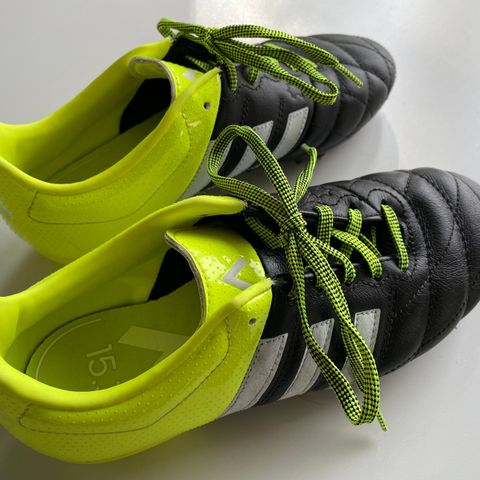 Adidas fotballsko str. 35