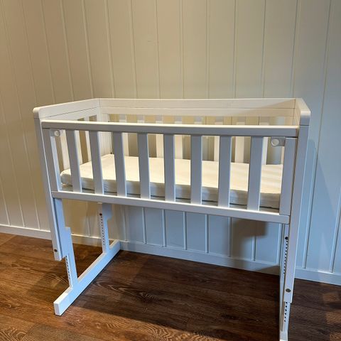 Troll Nursery Oslo bedside crib white m/ madrass