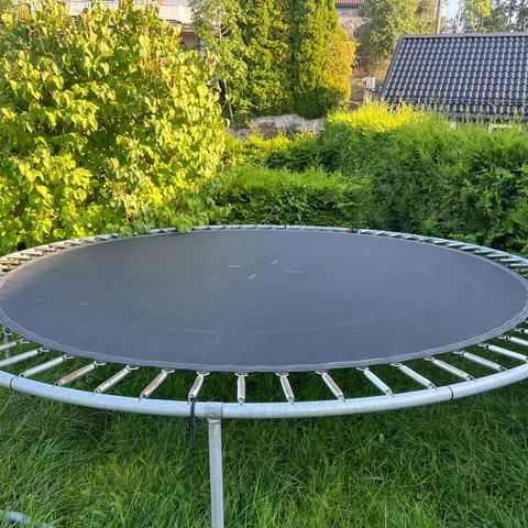 Stor trampoline gis bort