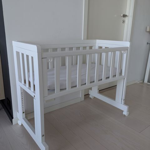 Troll bedside crib