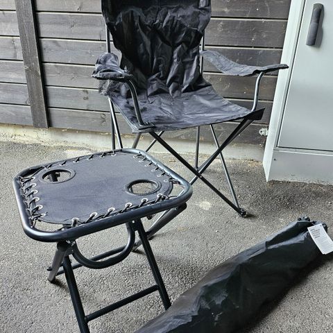 Camping bord og 2 stoler (sammenleggbart).