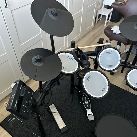 Roland TD-07KV V-Drums Elektronisk Trommesett med Tilbehørspakke