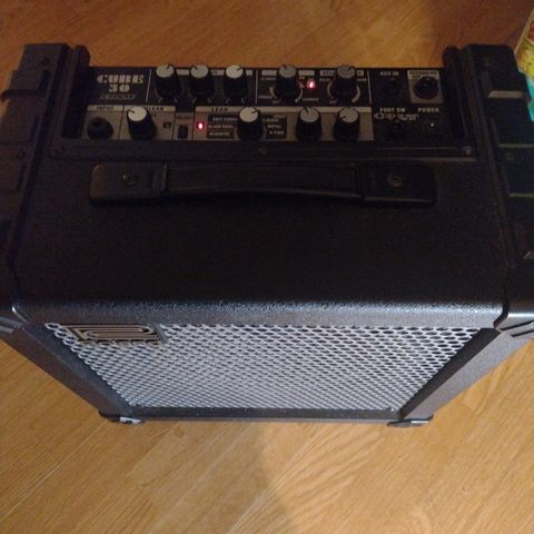 Roland Cube 30 gitarforsterker selges billig