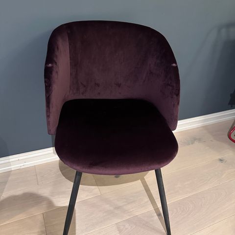 Lilla velour stol fra Søstrene Grene *Reservert*