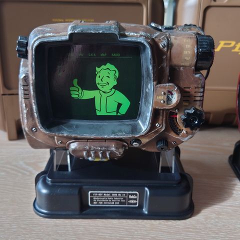 Fallout 4 - Vault-tech Brun Pip-boy model 3000 MK IV + container - Bethesda