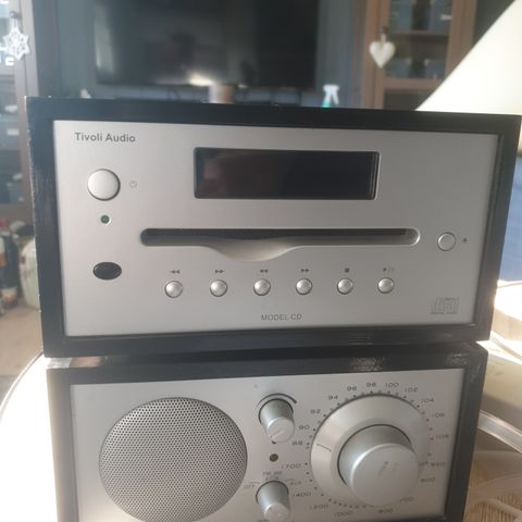 Tivoli Audio cd-spiller og Henry Kloss radio Model One , minianlegg