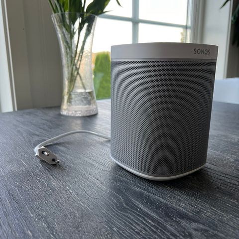 SONOS PLAY:1 med veggfeste selges