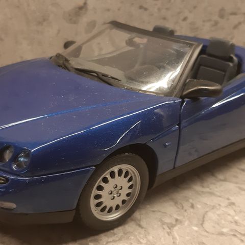 ALFA ROMEO SPIDER MODELLBIL I SKALA 1:18