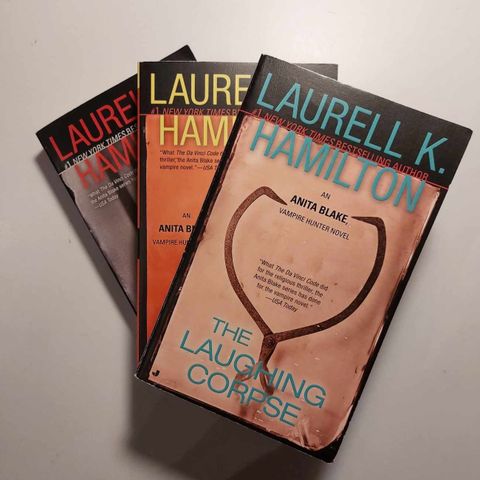 Laurell Hamilton: Anita Blake Vampire Hunter novel. 3 bøker (Urban-fantasy)