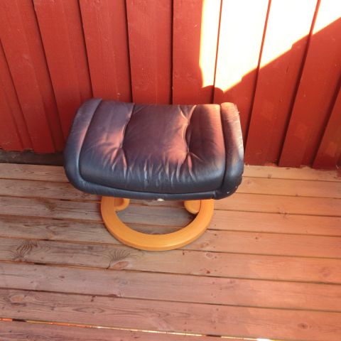 BLÅ EKORNES SKINN PUFF Selges