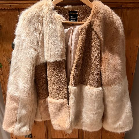 Faux fur jakke fra Zara