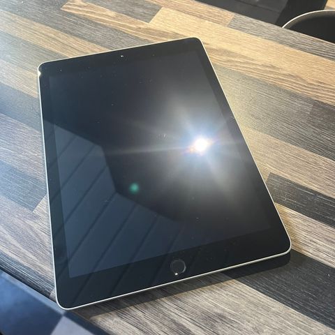 Apple iPad 5th Gen 32GB Wi-Fi