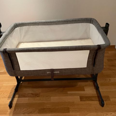 Barneseng Bedside Crib fra Moweo med madrass