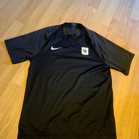 Nike trenings t-shirt herre str L, 100kr