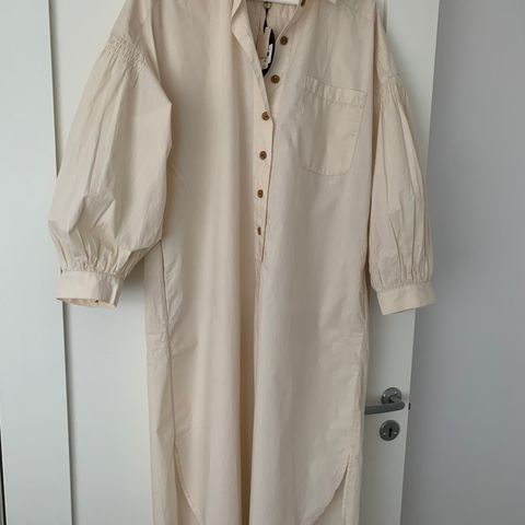 Komfortabel shirt dress med fine detaljer ByTimo