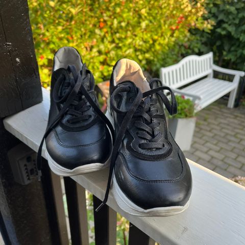 Sapatos joggesko i sort skinn