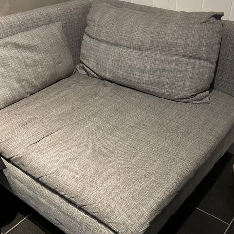 Sofa i seksjoner gis bort