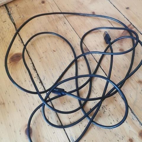 Ny ubrukt 3 meter lang ladekabel til Samsung og Huawei telefoner, selges!