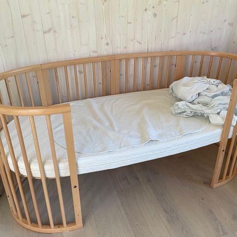 Stokke Sleepi med madras og sengetøy