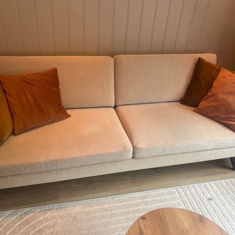 Pent brukt hjellegjerde sofa